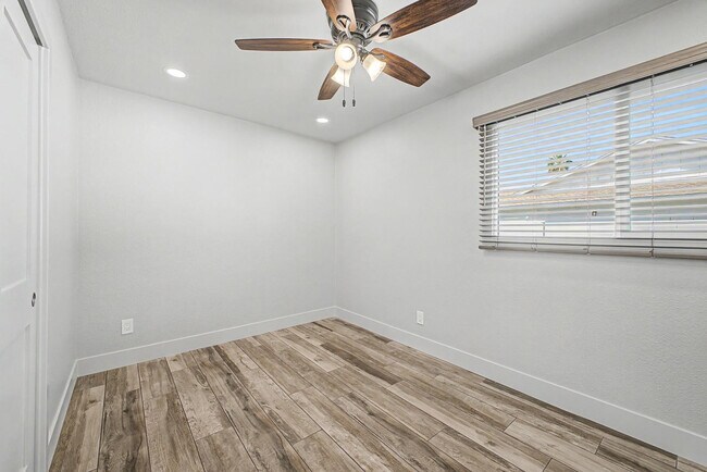 Building Photo - 710 E Bell De Mar Dr