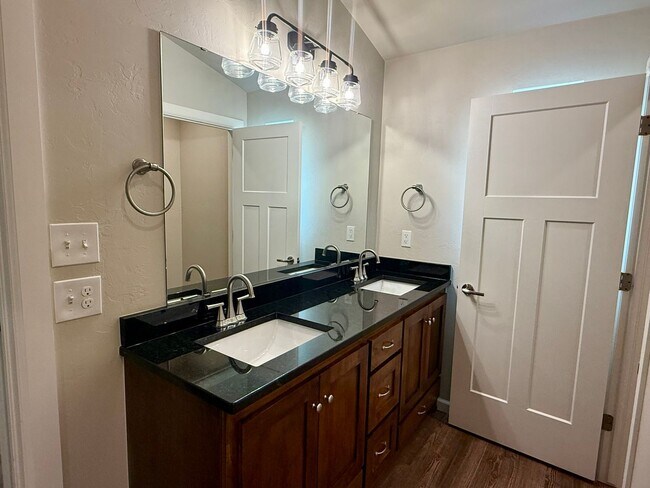 Building Photo - Large 3 Bed, 2 Bath in Beautifully Well-Maintained Neighborhood
