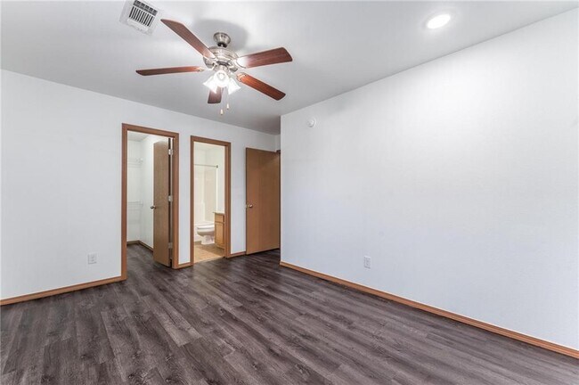 Building Photo - 203 Sage St