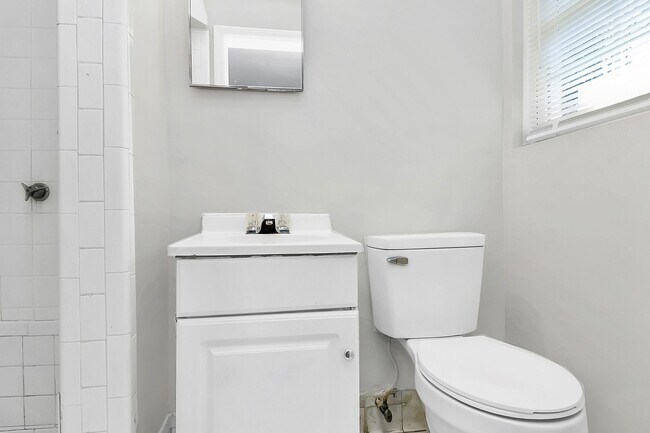 Building Photo - Newly renovated home - 3 Bed/2 Bath