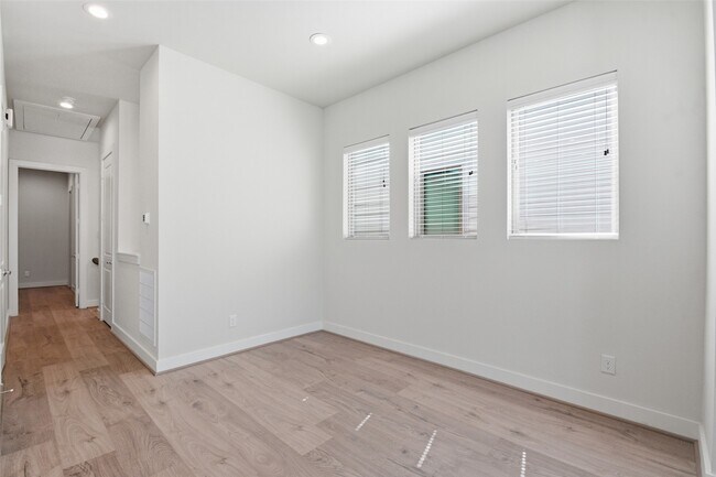 Building Photo - 1106 Yellow Pl