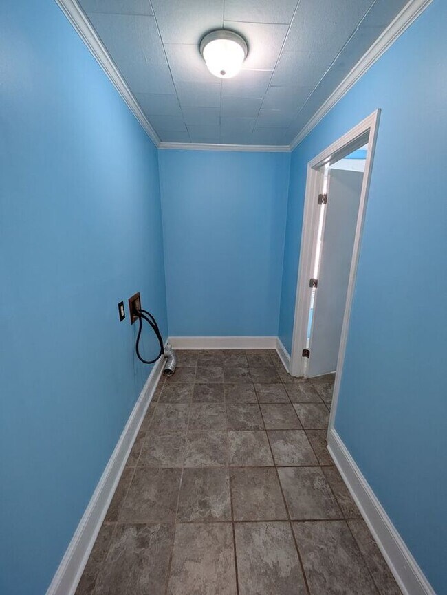 Building Photo - 3BD2BA Home in Newton