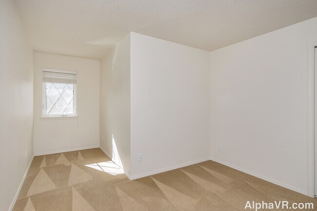 Building Photo - 17241 SW Pleasanton Ln