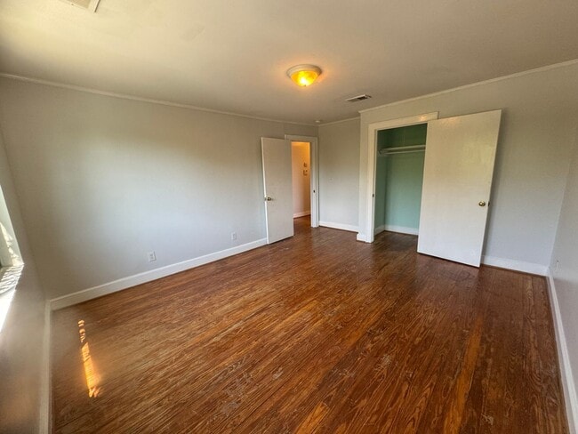 Building Photo - 2 Bedroom 1 Bathroom Apartment in Rosewood...