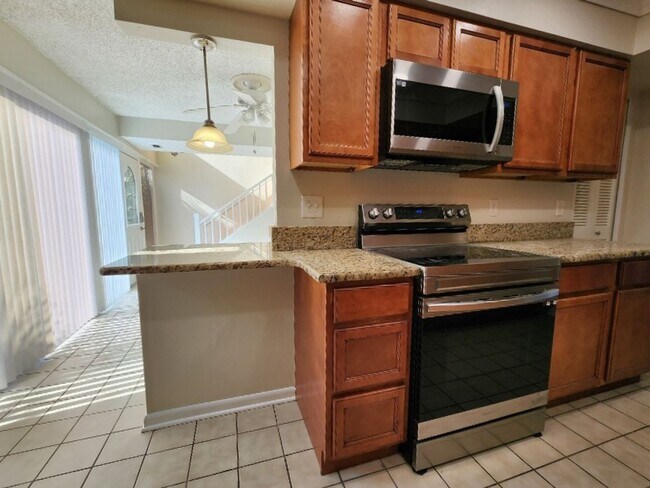 Building Photo - Gorgeous 3-Bedroom, 2.5-Bathroom Townhome in Winter Haven