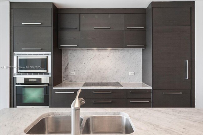 Building Photo - 900 Biscayne Blvd