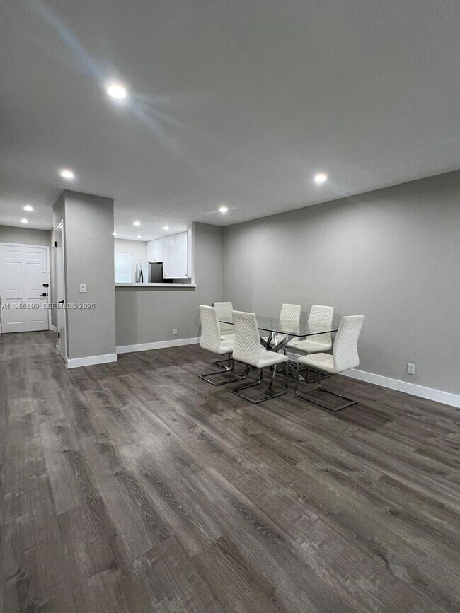 Building Photo - 1432 S Lakeside Dr