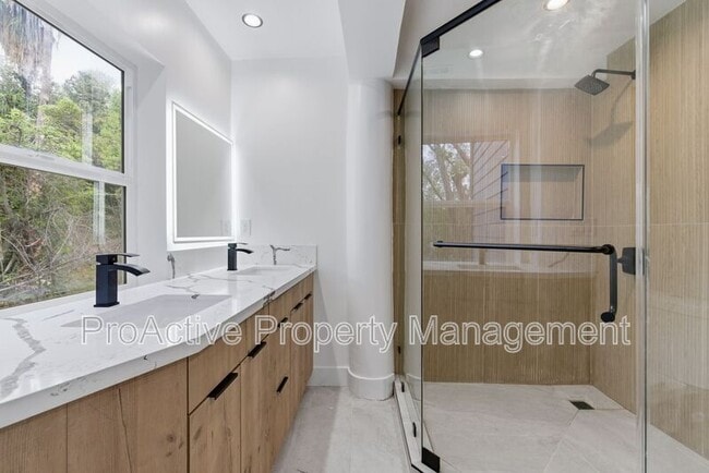 Building Photo - 2409 Yorkshire Dr