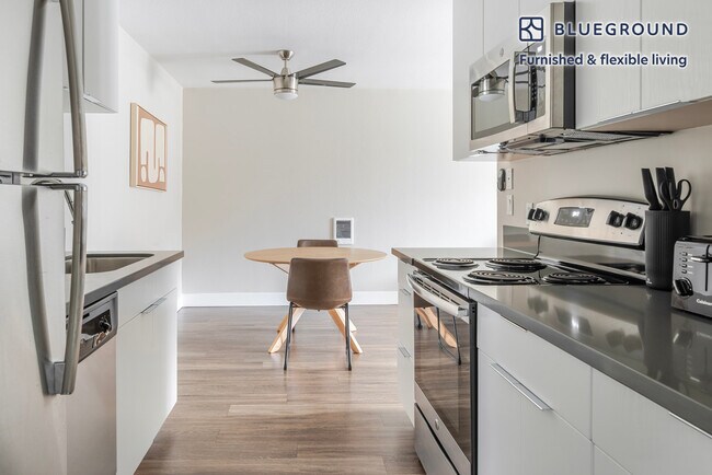 Building Photo - 950 E Hillsdale Blvd