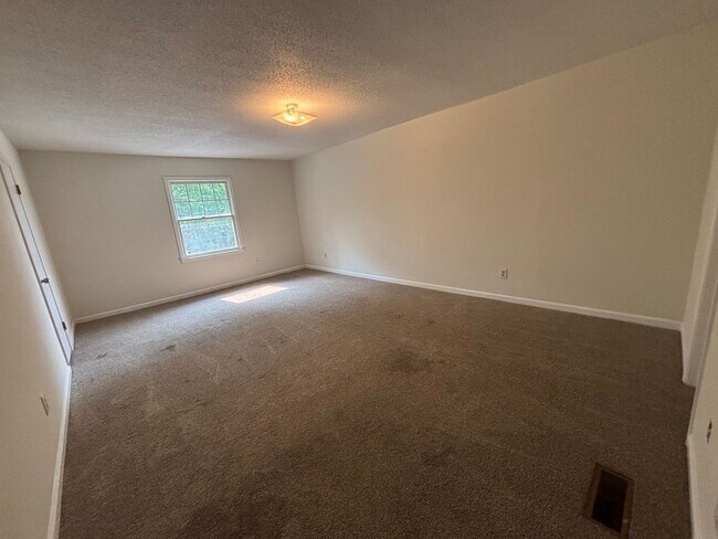 Building Photo - 401 Chateau Dr SE