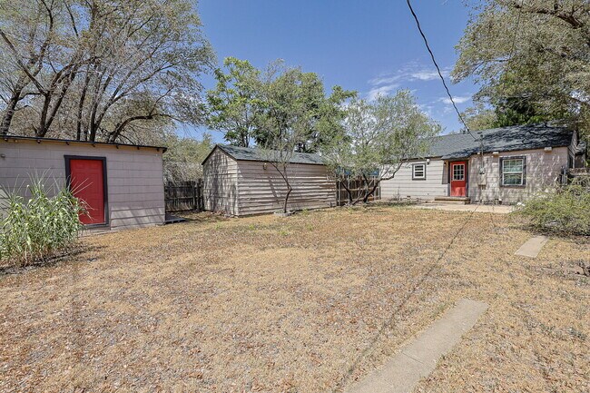Building Photo - Charming 2 Bedroom Home with Character & Convenient Amenities