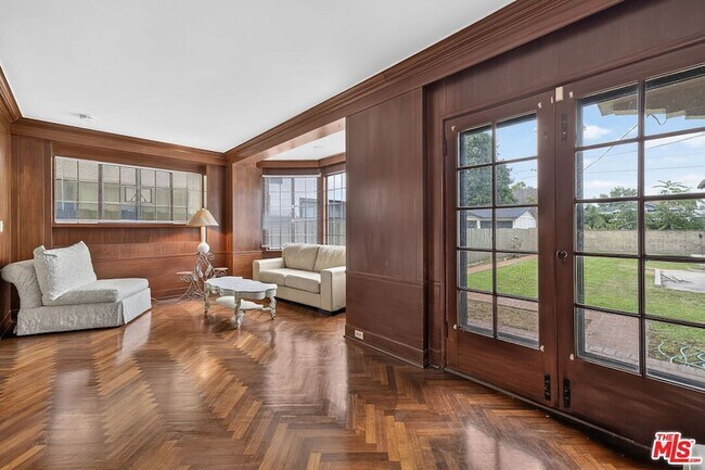 Building Photo - 2215 W 21st St