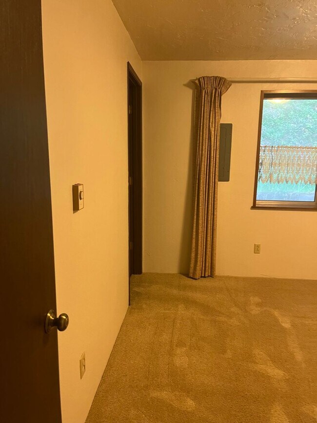 Building Photo - 3 bed / 2 bath house