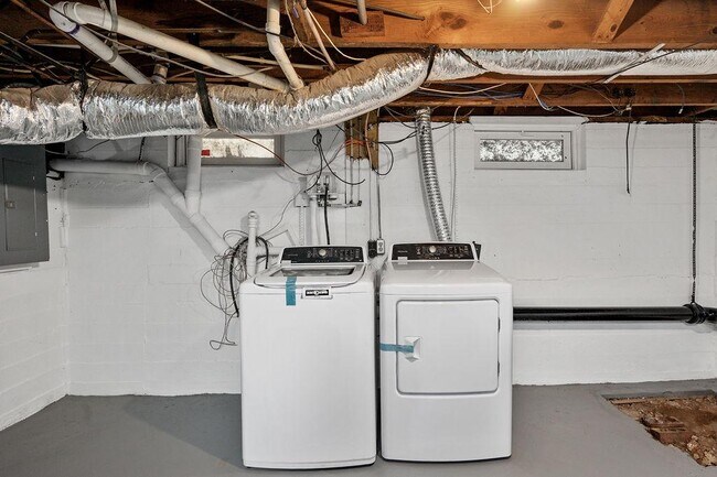 Building Photo - 819 Weedon St