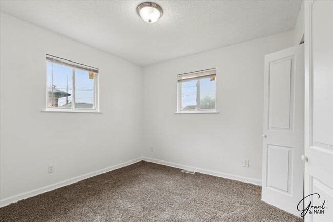 Building Photo - $1250 4 bedroom