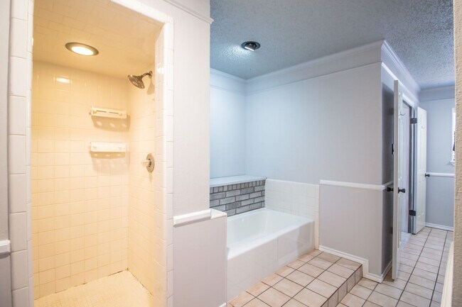 Building Photo - Charming home with updates!