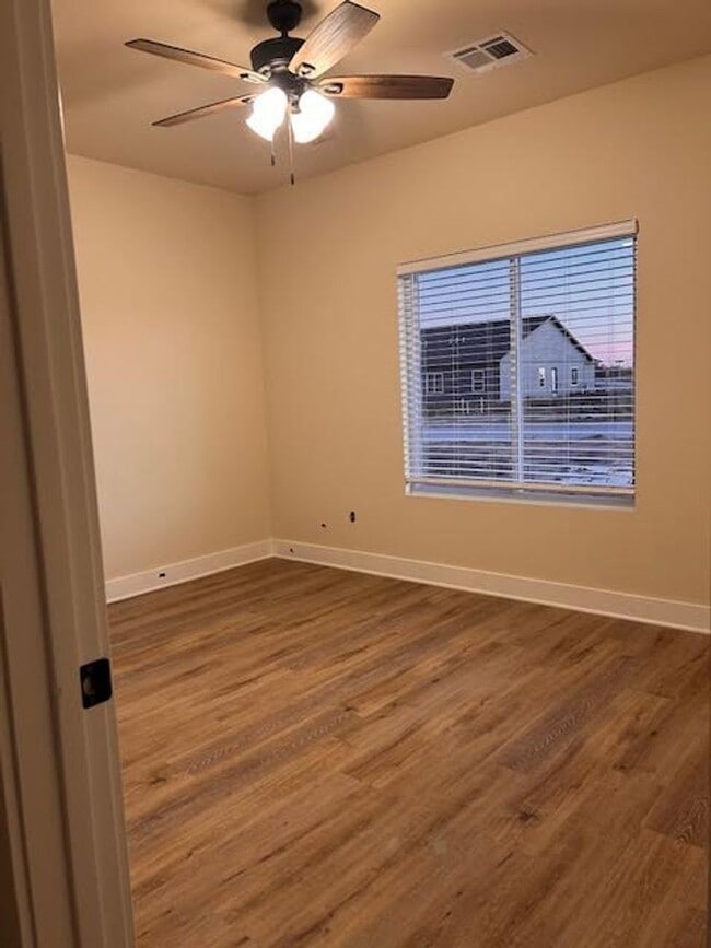 Building Photo - 483 E Harper St