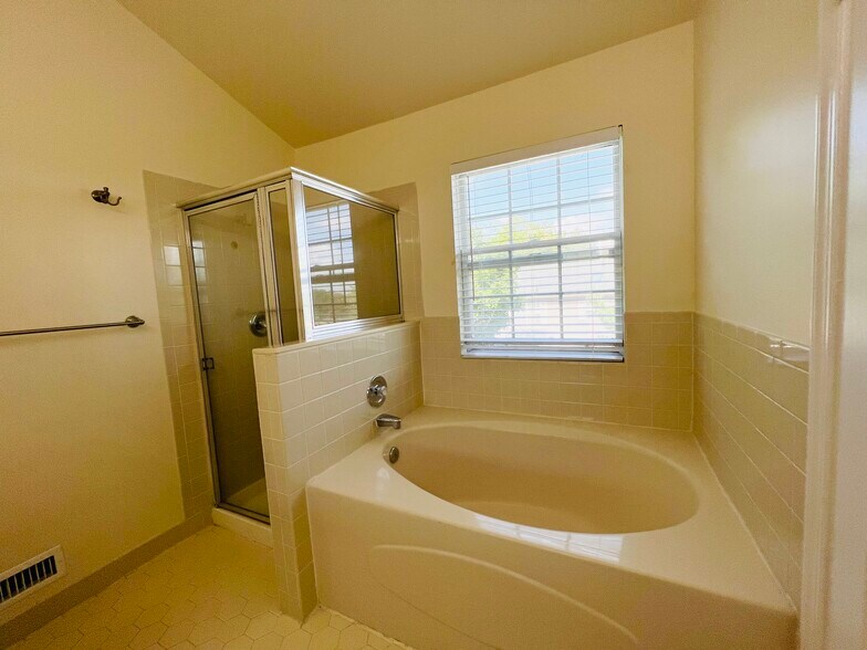 Building Photo - 25 Balboa Ln