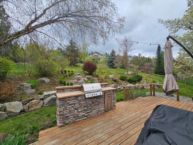Building Photo - 4 bed/ 3 bath rental with a hot tub!