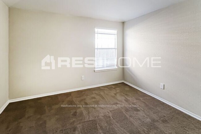 Building Photo - 3037 Pinecrest St