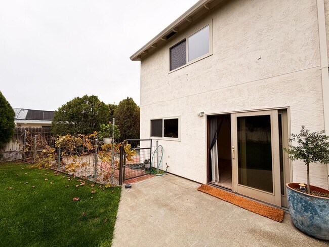 Building Photo - 950 Pembroke Way