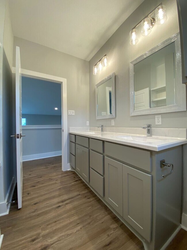 Building Photo - Luxury Cottage in Downtown Waco *Leasing S...