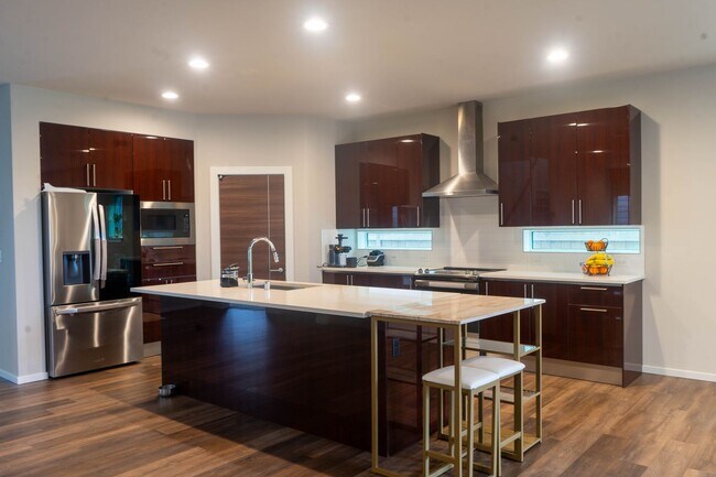 Building Photo - Stunning Black Diamond home-Ten Trails (Pinewood Plan) - Available Early to Mid June