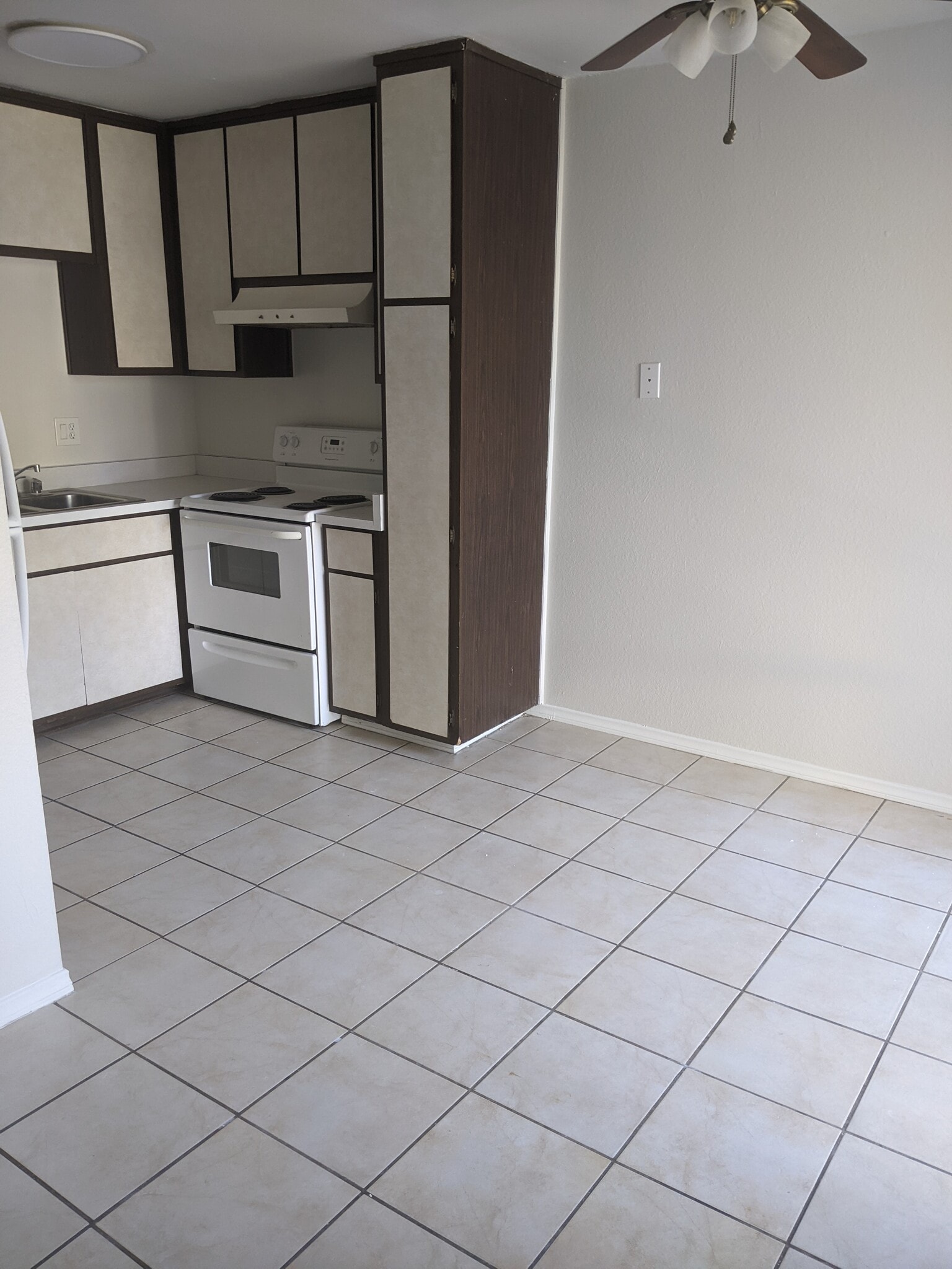 Building Photo - 1811 E Grand Ave