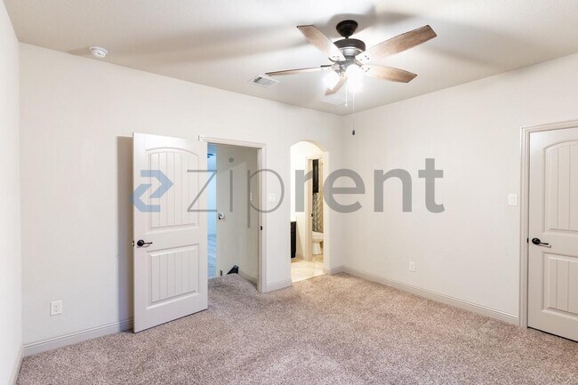 Building Photo - Unit