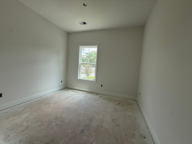 Building Photo - Modern New Build Minutes from Downtown Cha...