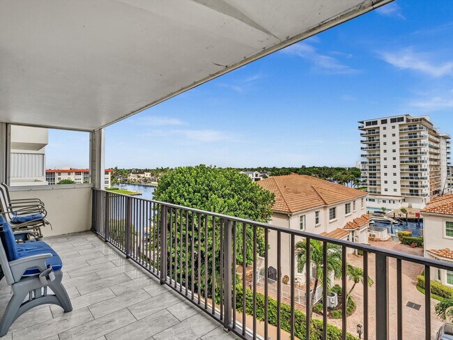 Building Photo - 1150 Hillsboro Mile