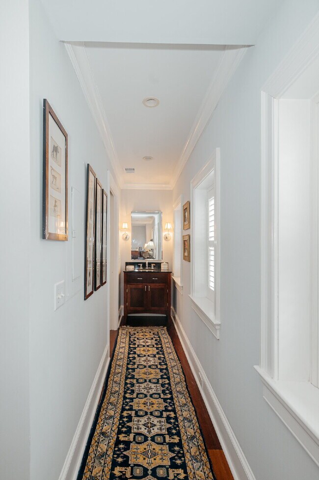 Building Photo - Spacious 1-Bedroom Fully Furnished Townhome in Historic Charleston!