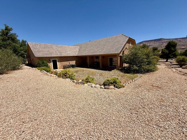 Building Photo - VIEWS in Toquerville Four Bedroom