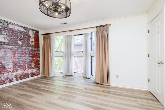 Building Photo - 592 E Vermont St