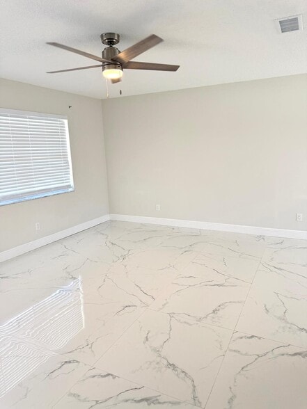 Building Photo - 699 NW Riverside Dr