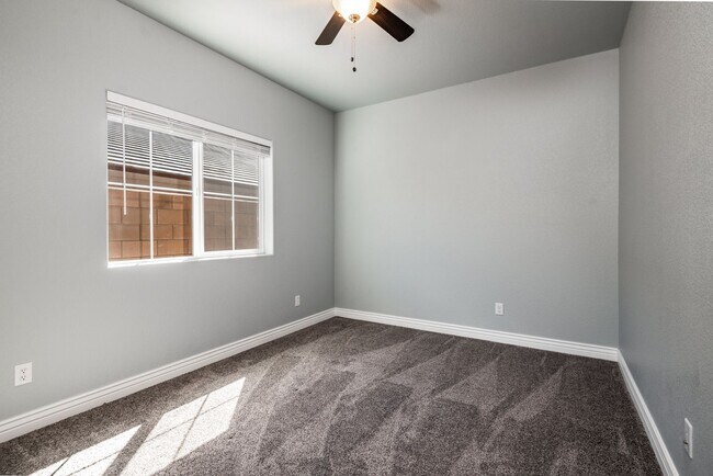 Building Photo - 3 Bedroom 2 Bathroom Home