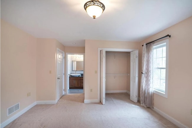 Building Photo - 4 Bedroom House For Rent