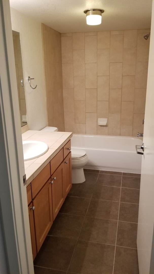 Building Photo - 2 Bedroom Condo SUPER close to Campus!