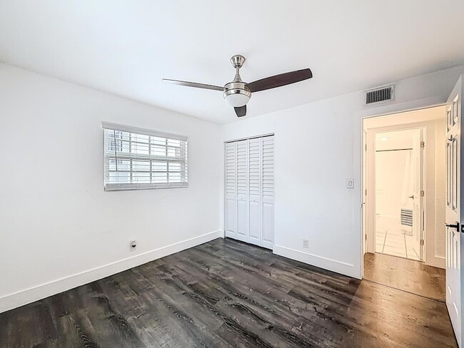 Building Photo - 305 SE 11th Ave