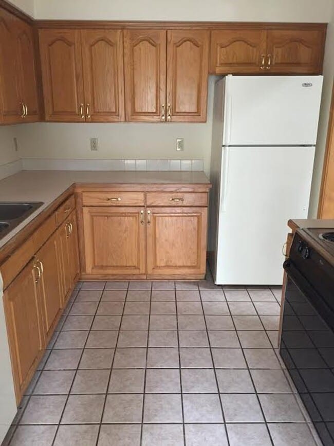 Building Photo - Perfect location 3 bed 2 bath with fenced in back yard and two car garage!