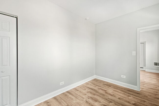 Building Photo - 4520 N Clarendon Ave