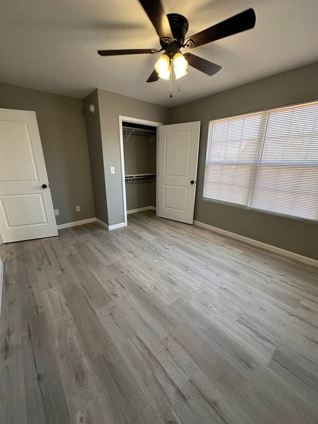 Building Photo - 3 Bed 2 Bath Brick Home with Fenced in Backyard