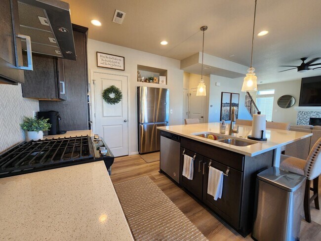 Building Photo - Beautiful, Modern 3 Bed 3 Bath Home in Ban...