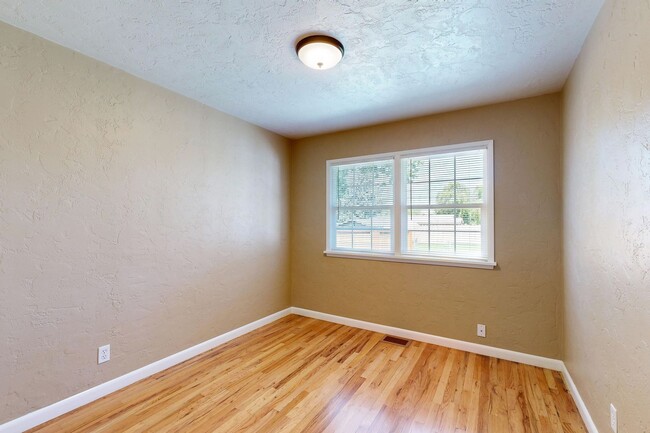 Building Photo - **APPROVED APPLICANTS**  Eastside Ground L...