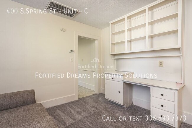 Building Photo - 400 S.Spring St - Unit-C