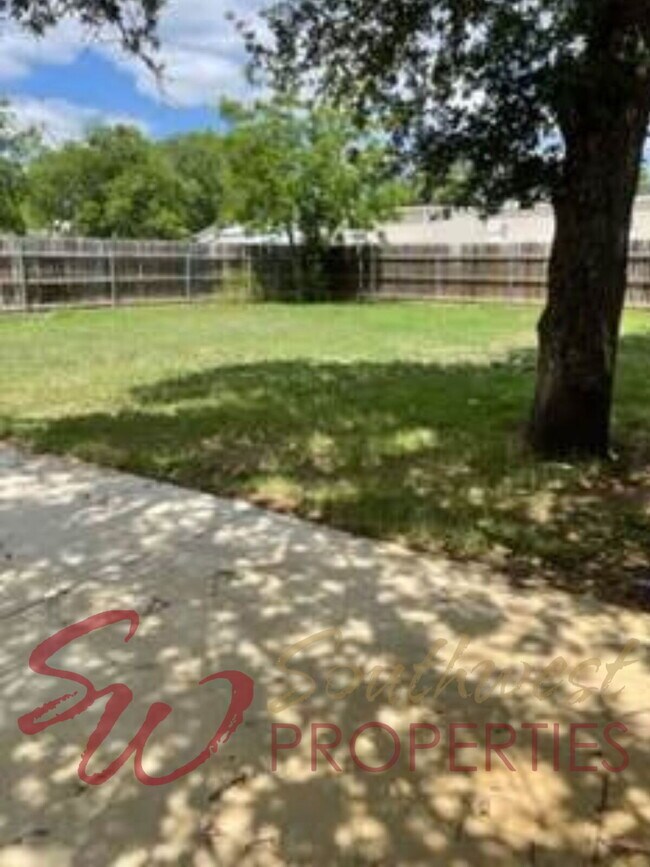 Building Photo - Good looking 3 bedroom 2 bath with huge yard!