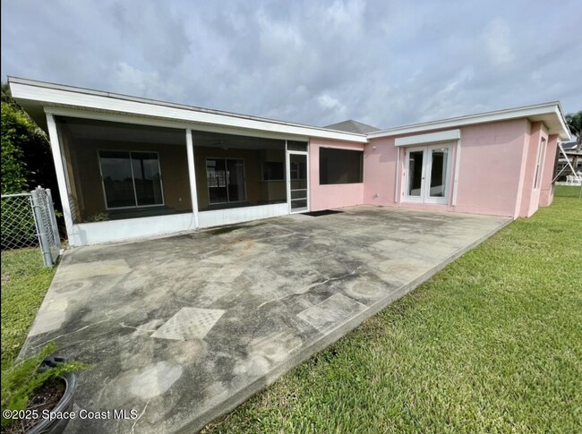 Building Photo - 48 Country Club Rd