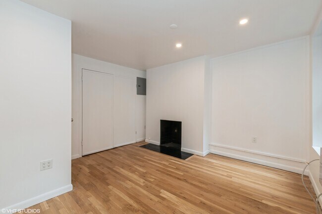 Building Photo - 34 E 20th St