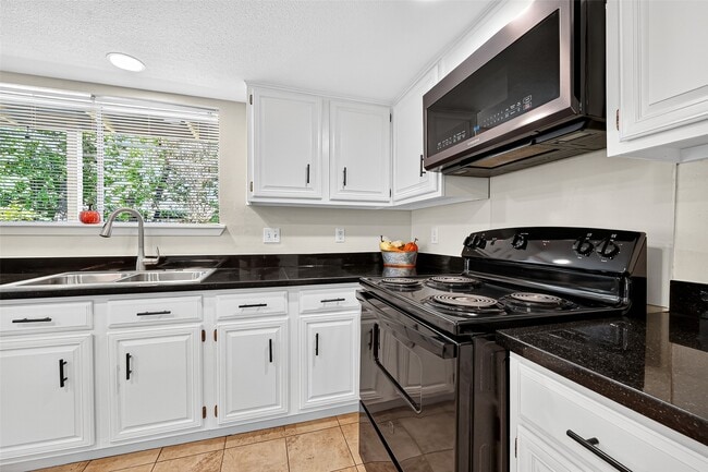 Building Photo - 813 Lakeview Dr