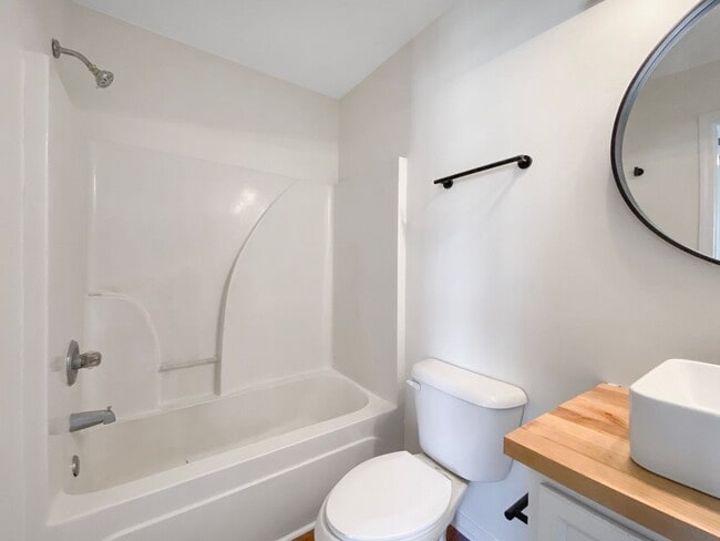 Building Photo - Two Bedroom Townhome in Godley Park with m...